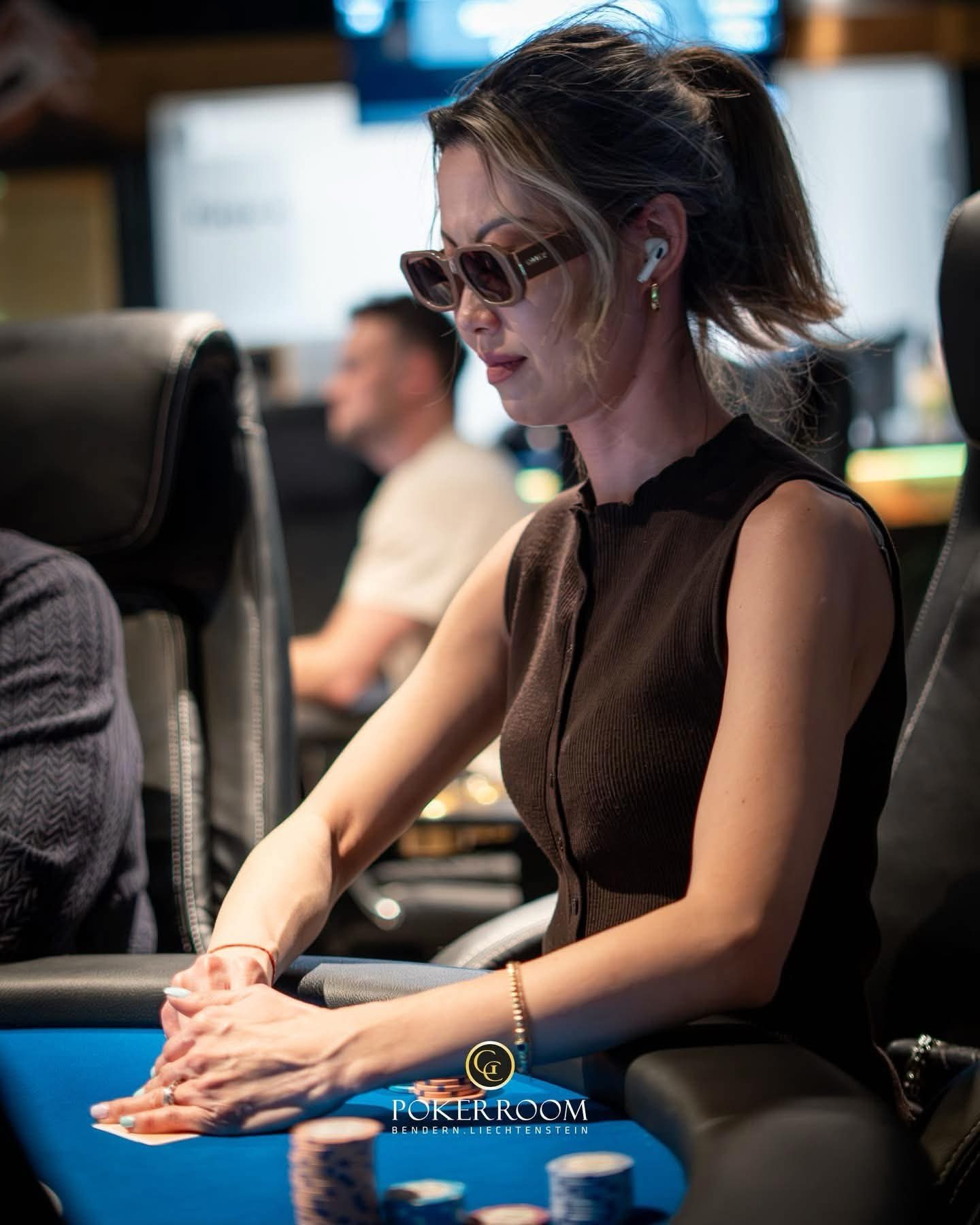 Poker Spielerin am Tisch